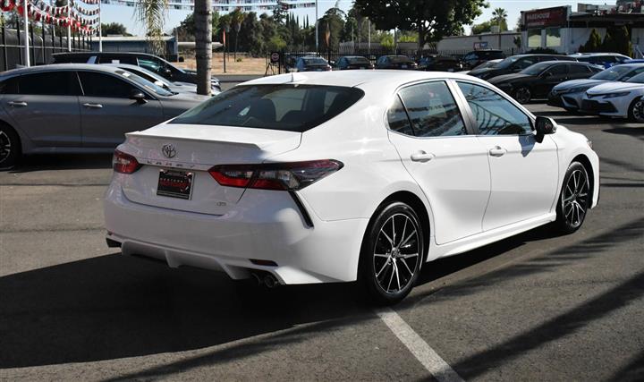 $24468 : Camry SE Sedan 4D image 8