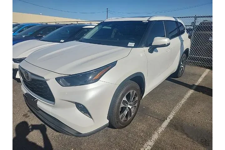 $38991 : Toyota Highlander 2023 LE 4d image 3