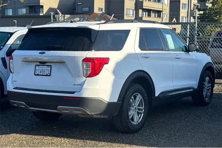 $27811 : Ford Explorer 2024 AWD XLT 4 image 3