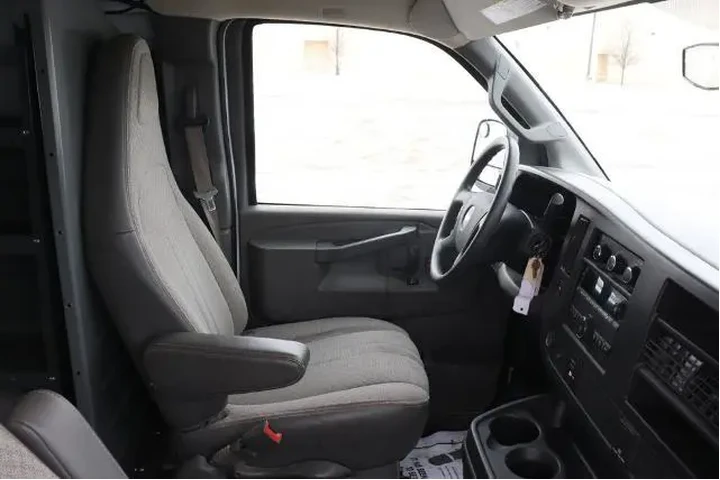 $15950 : Chevrolet Express 2017 2500 image 10