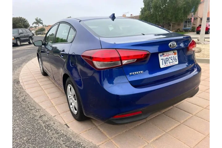 $6200 : 2017 Forte LX image 8
