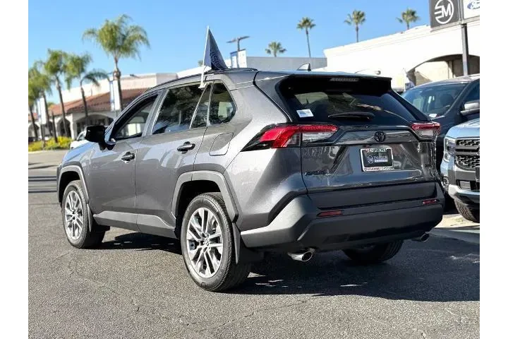 $31495 : Toyota RAV4 2023 XLE Premium image 6