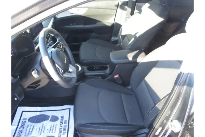 $18995 : Kia Forte 2023 LX 4dr Sedan image 9