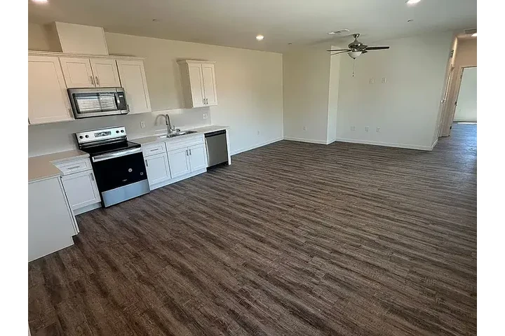 $900 : Open concept with high ceiling image 3