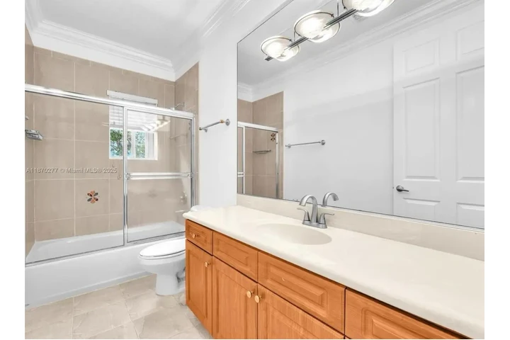 $2500 : 3 bedroom Home in Coral Gables image 10