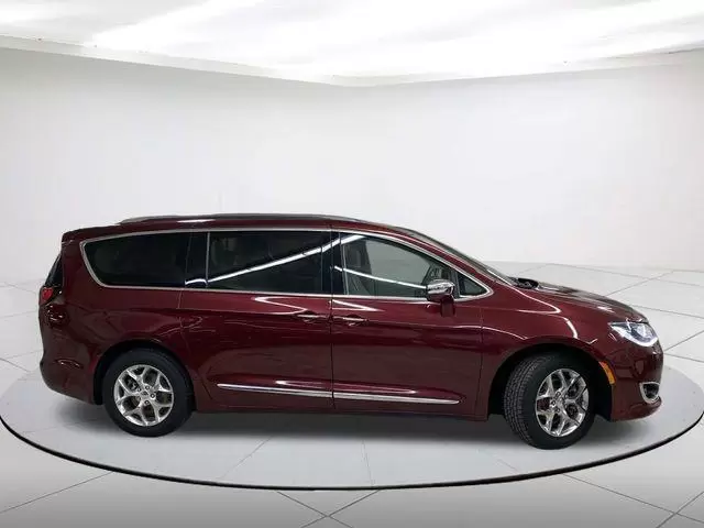 $18353 : Pre-Owned 2017 Pacifica Limit image 2