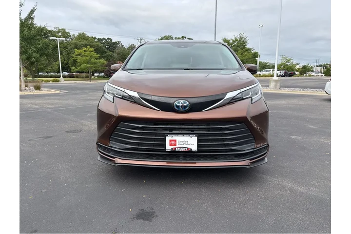$37990 : Gold Certified2021 Sienna LE image 7