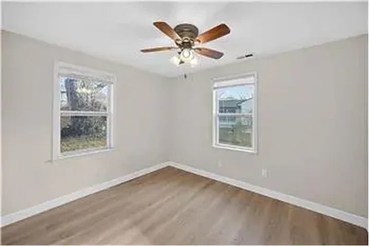 $750 : Rental property with 2 bedro image 9