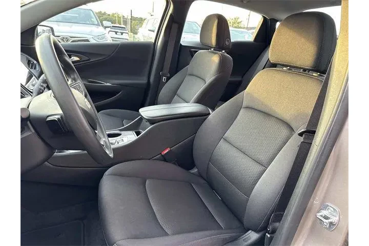 $21798 : Chevrolet Malibu 2025 LT 4dr image 9