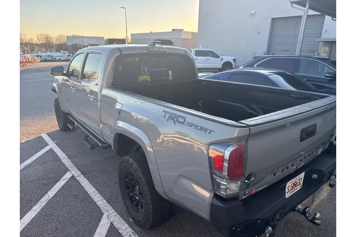 $31998 : Toyota Tacoma 2021 4x2 TRD S image 2