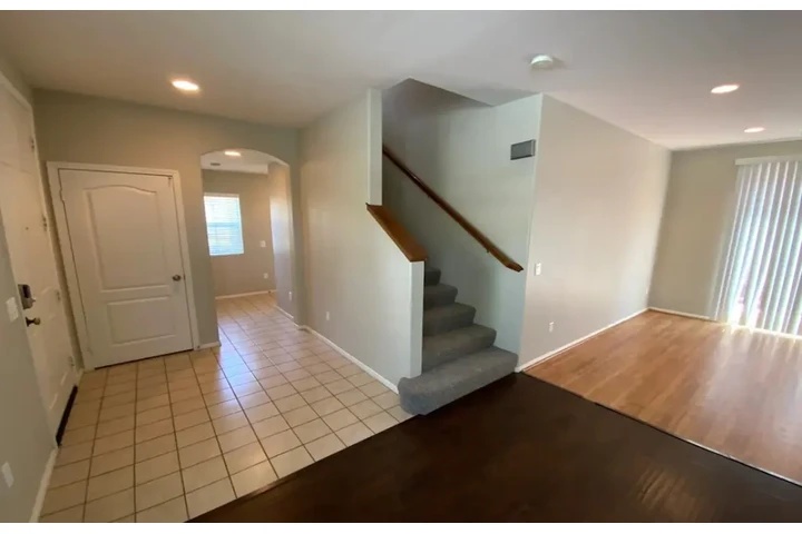 $2500 : Available 3Bed 3Bat in LA image 2