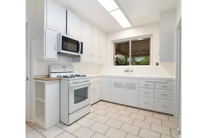 $2460 : 3Bed 2Bath in Huntington Park image 5