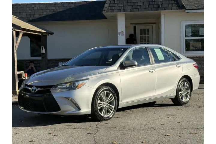 2017 Camry SE image 9