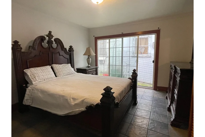 $1000 : Cuartos Renta Melrose/Western image 2