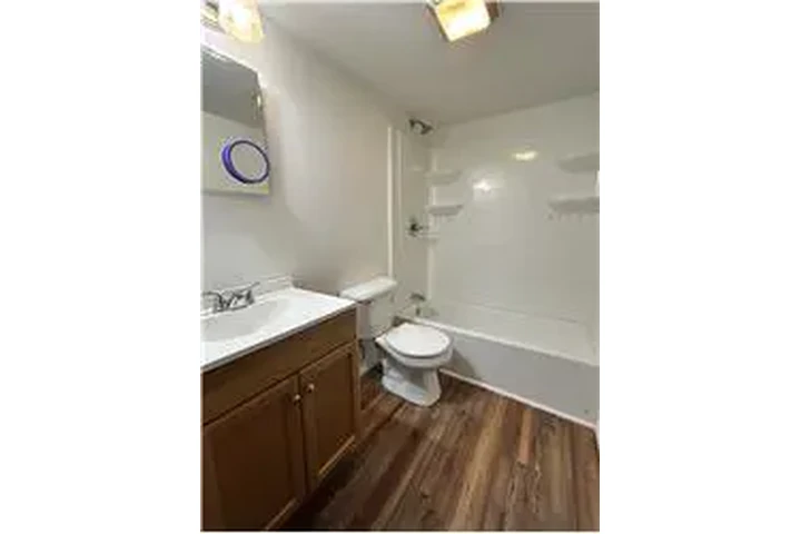 $595 : Rental property with 2 bedro image 6