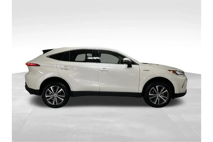 $28988 : Gold Certified2021 Venza LE image 6