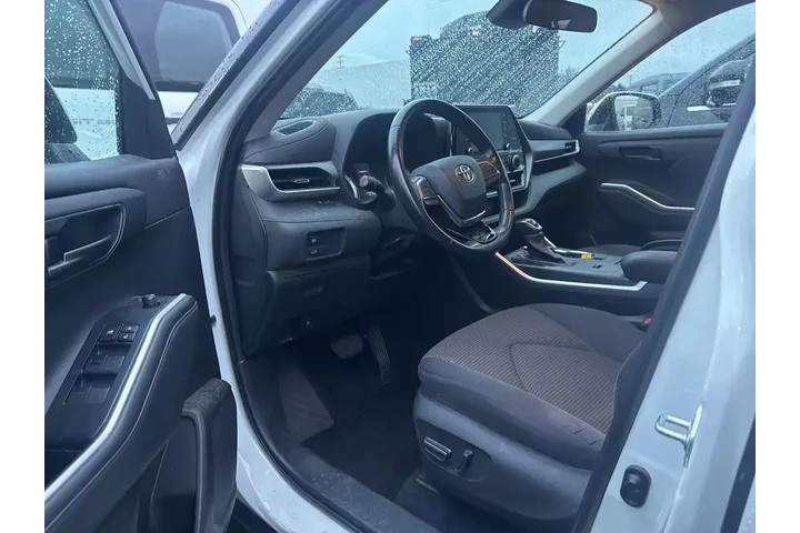 $27750 : Toyota Highlander 2021 LE 4d image 6