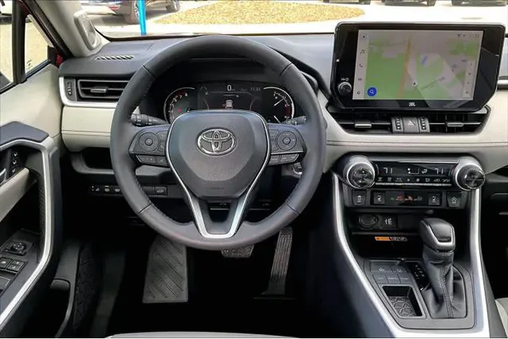 $33998 : Toyota RAV4 2025 XLE Premium image 6