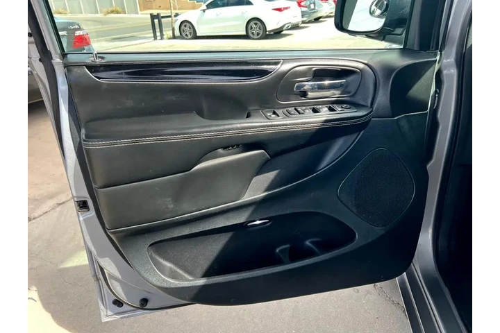 2018 Grand Caravan SE image 10