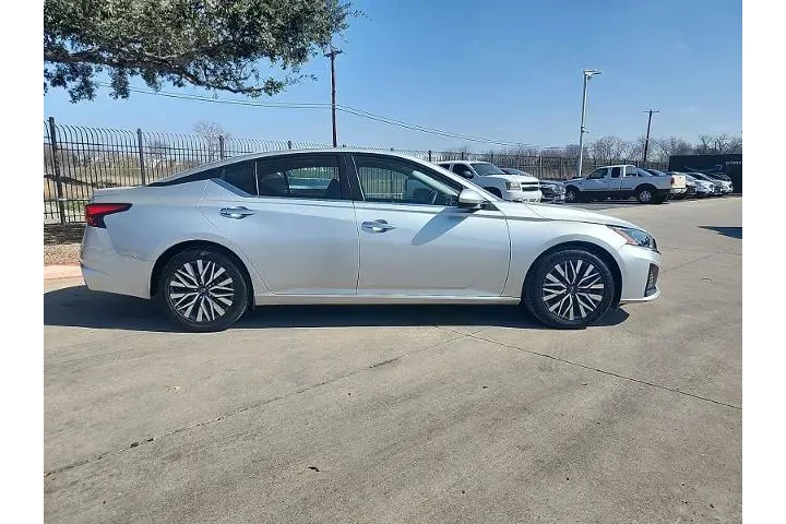 $18596 : Nissan Altima 2023 2.5 SV 4d image 2