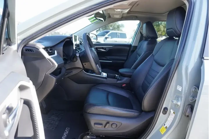 $29988 : Toyota RAV4 2023 XLE Premium image 7