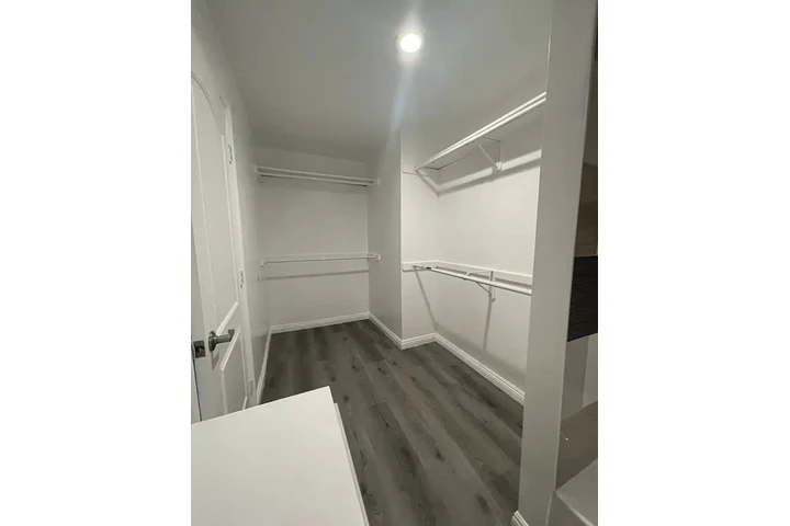 $2350 : 3 Bedroom House in Koreatown image 6