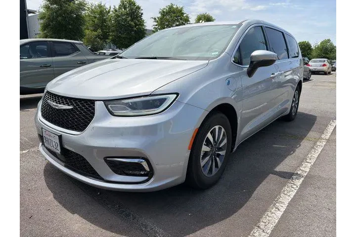 $24554 : Chrysler Pacifica Plug-In Hy image 3