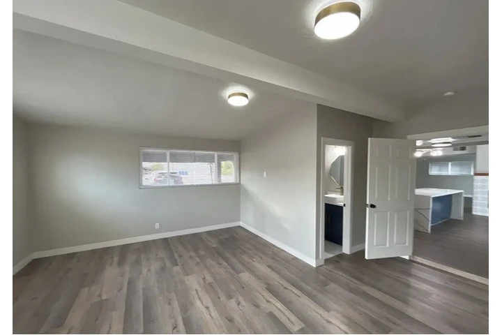 $950 : Lovely modern Spacious home image 2