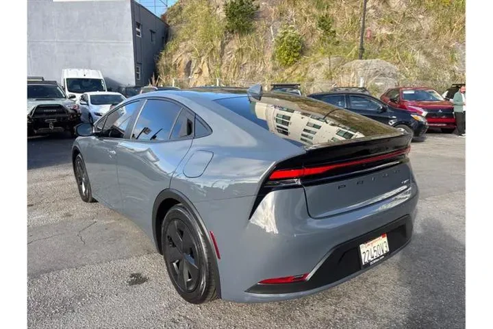 $27498 : Toyota Prius 2023 LE 4dr Hat image 4