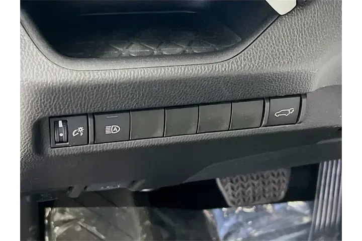 $39900 : Toyota RAV4 2025 AWD XLE Pre image 10