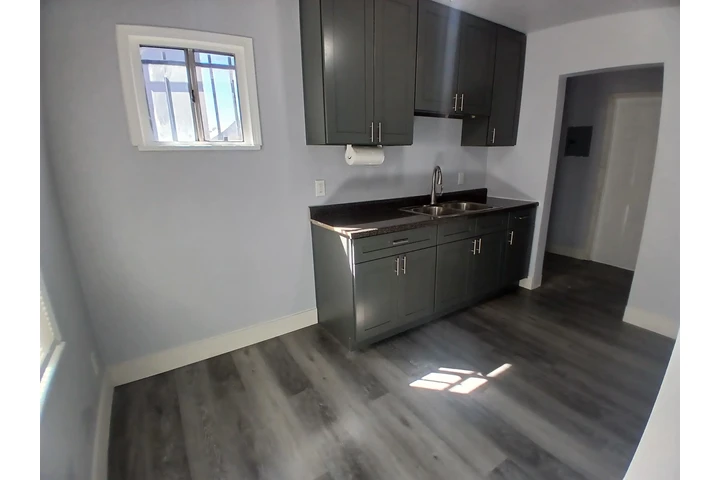 $1950 : 1 Rec. 1 Bano image 6