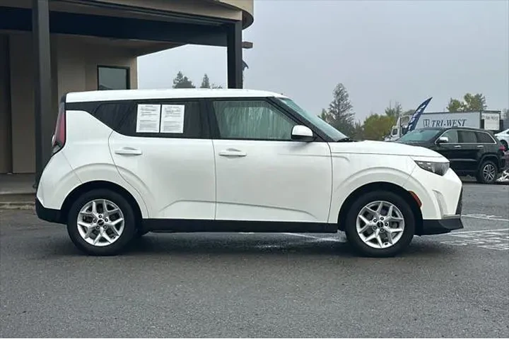 $16990 : Kia Soul 2024 LX 4dr Crossov image 3