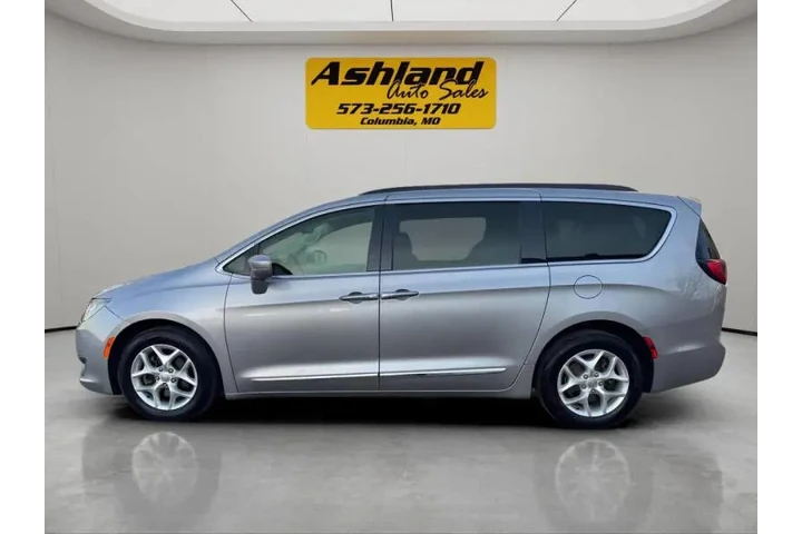 $10900 : 2017 Pacifica Touring-L image 3