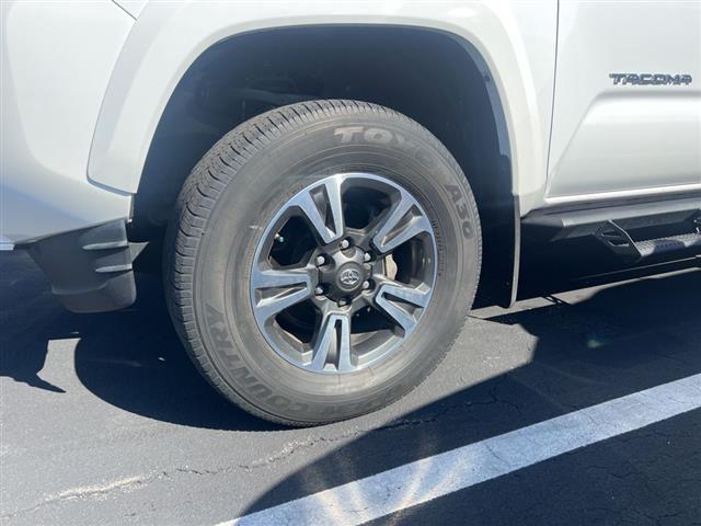 $35991 : PRE-OWNED 2018 TOYOTA TACOMA image 5