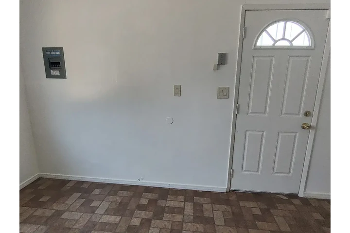 $1200 : Cozy 2-bedroom, 1-bath home wi image 7