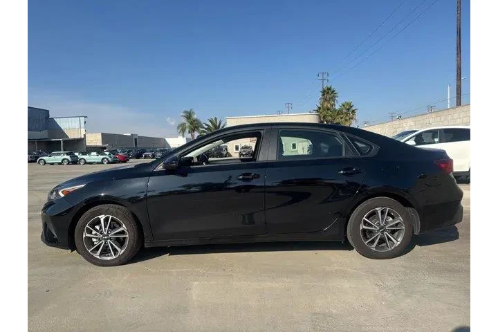 $18649 : Kia Forte 2023 LXS 4dr Sedan image 2