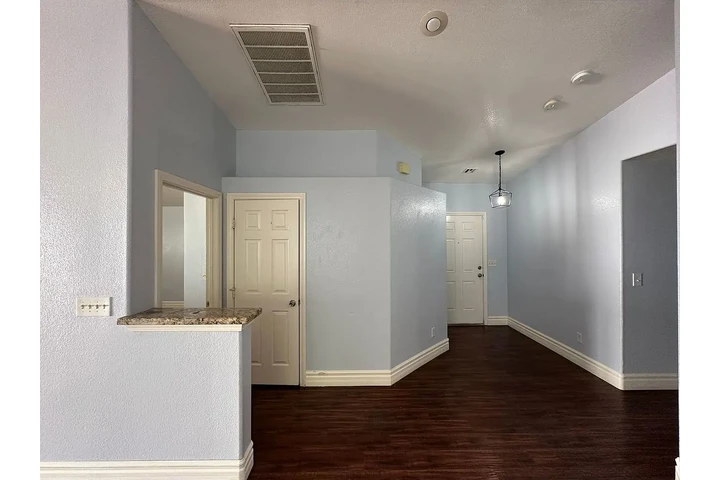 $900 : Esta casa renovada ya está image 9