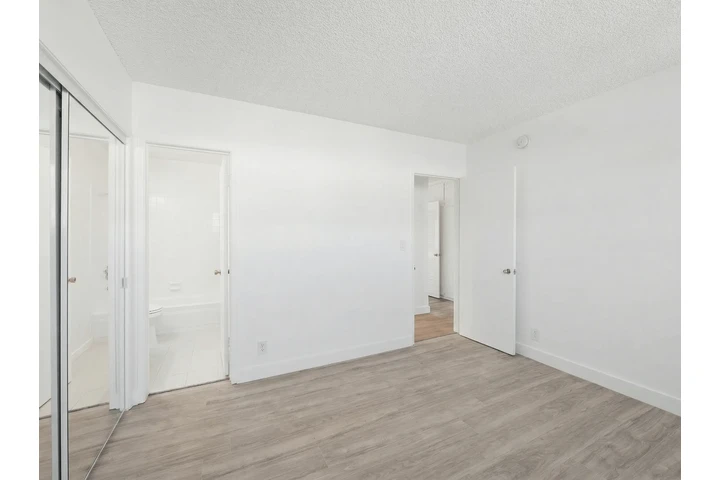 $2470 : 2.5x the rent minimum image 10