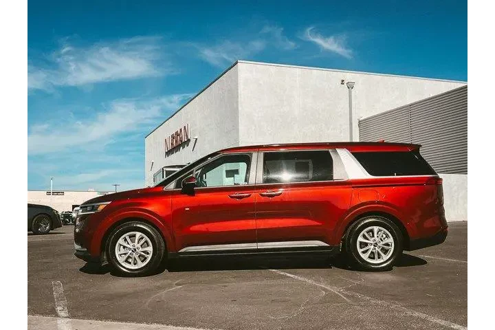 $29997 : Kia Carnival 2024 LX 4dr Min image 2