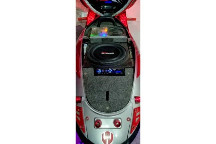 $5000 : Scooter Roja Personalizada image 5