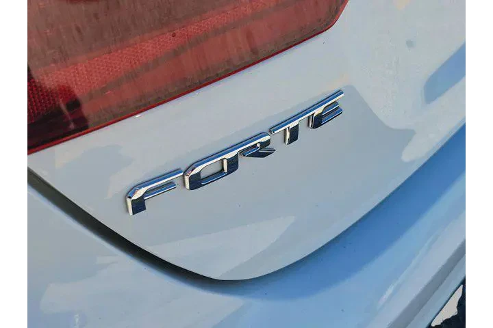 $12574 : Kia Forte 2020 LXS 4dr Sedan image 6