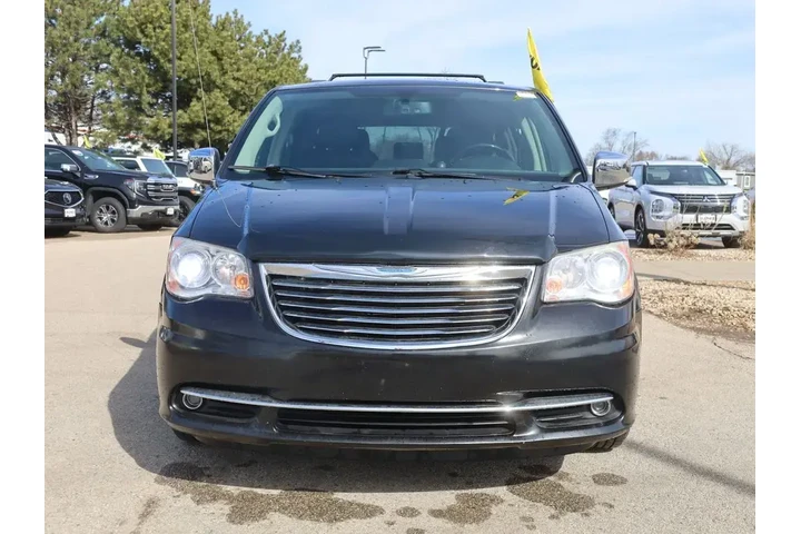 $8877 : Chrysler Town and Country 20 image 2