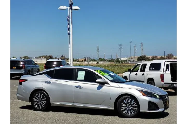 $17900 : Nissan Altima 2023 2.5 SV 4d image 3