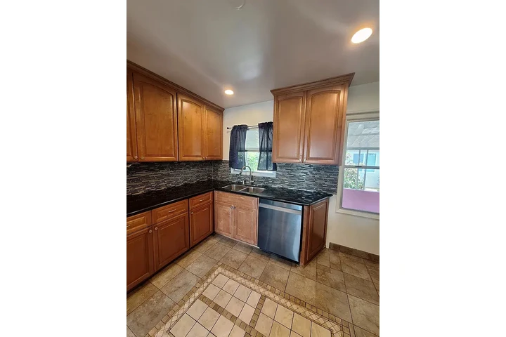 $900 : Beautiful Home...LAKEWOOD,CA image 6