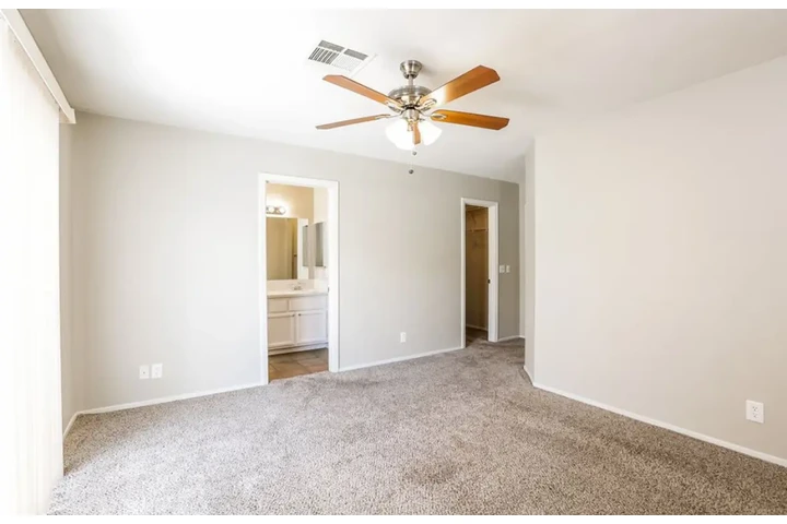 $1450 : Nice 3BED/2BATH in Las Vegas image 7