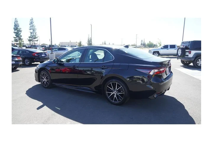 $25984 : 2023 Camry SE Sedan 4D image 8