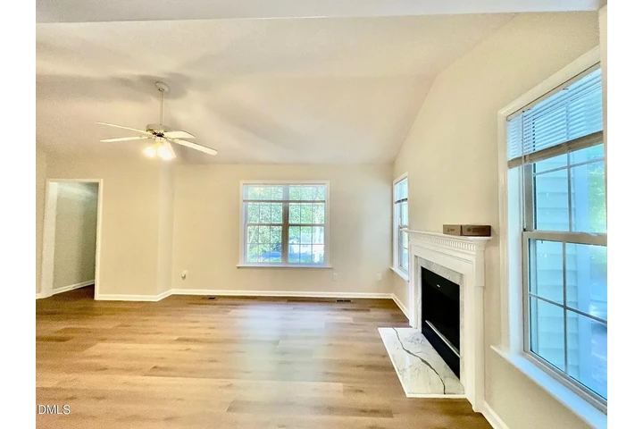 $900 : Cute 3bed /2bth home image 4