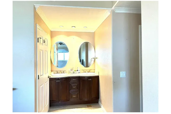 $1400 : Anaheim - Available Now image 5