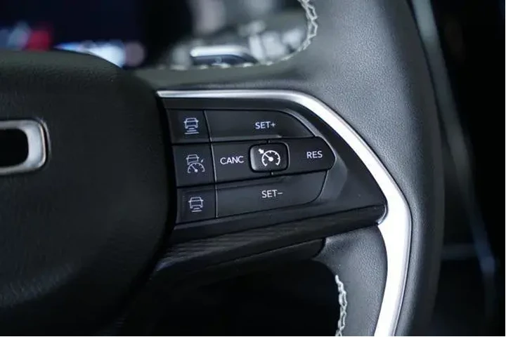 $32799 : Jeep Grand Cherokee L 2024 4 image 4