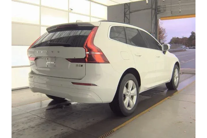 $19628 : Volvo XC60 2022 AWD B5 Momen image 2